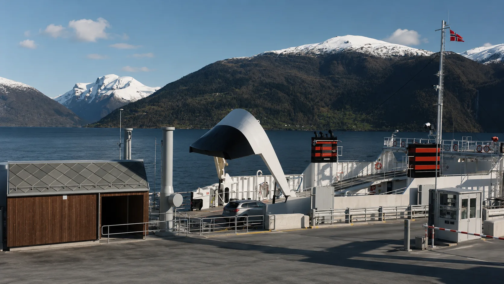 Havneområde ved fjord under stormskyer som illustrerer kritisk infrastruktur