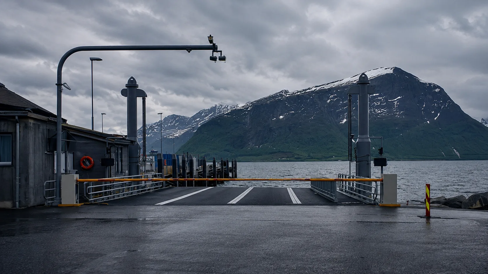 Fergehavn ved fjorden som illustrerer maritim og kritisk infrastruktur